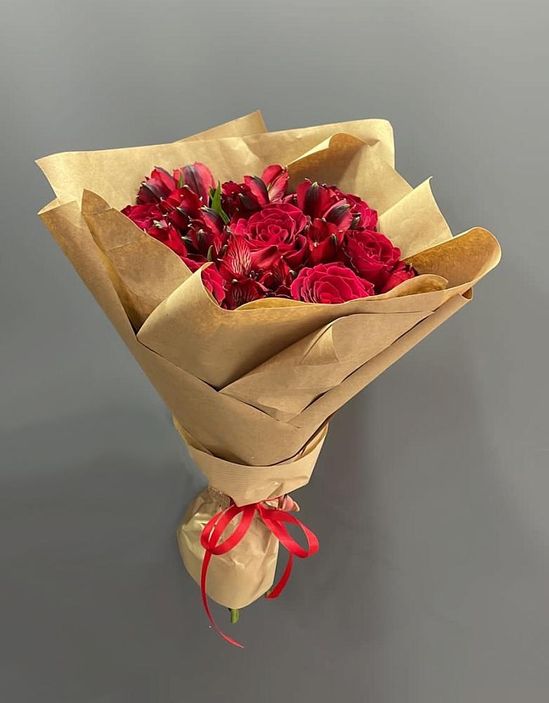 Букет цветов из: Альстромерии и Розы в Тырныаузе