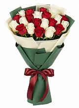 Букет Микс из красных и белых роз в Тырныаузе