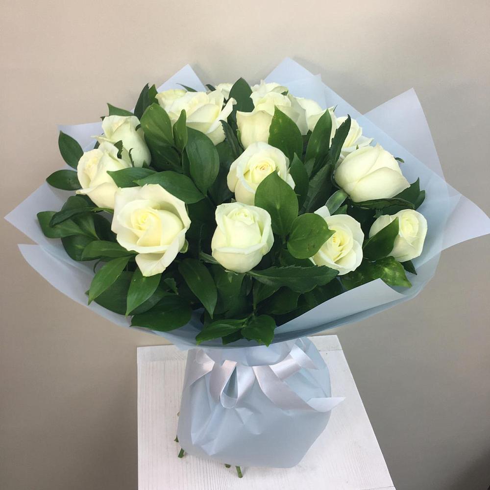 Букет 15 Белых роз Проуд в Тырныаузе