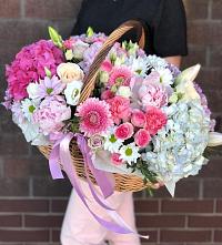 Композиция солнечный день в Тырныаузе Цветочная композиция из Розы, Хризантемы, Пионы и Лизиантусы в корзине в Тырныаузе