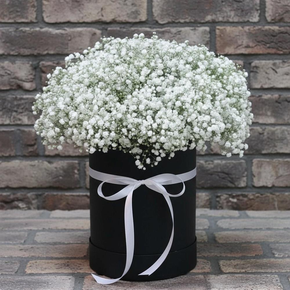 Цветочная композиция из Гипсофила в шляпной коробке в Тырныаузе