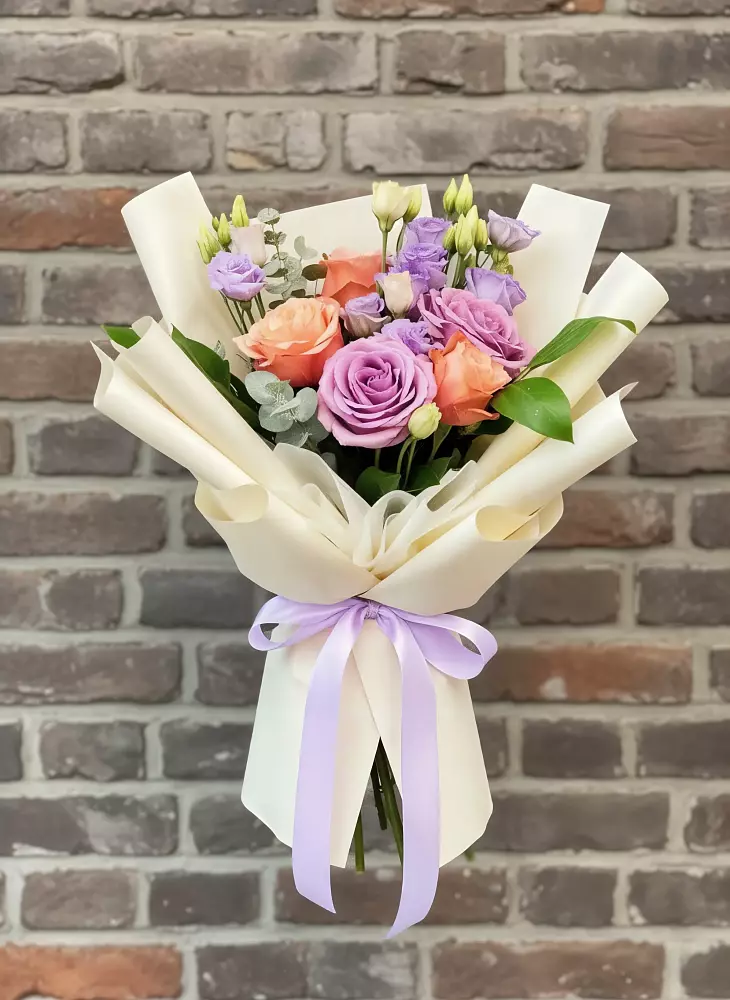 Букет цветов из: Лизиантусы и Розы в Тырныаузе