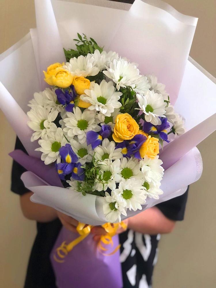 Букет цветов из: Ирисы, Хризантемы и Розы в Тырныаузе