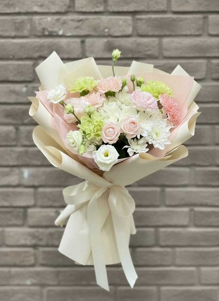 Букет цветов из: Гвоздики, Розы, Лизиантусы и Хризантемы в Тырныаузе