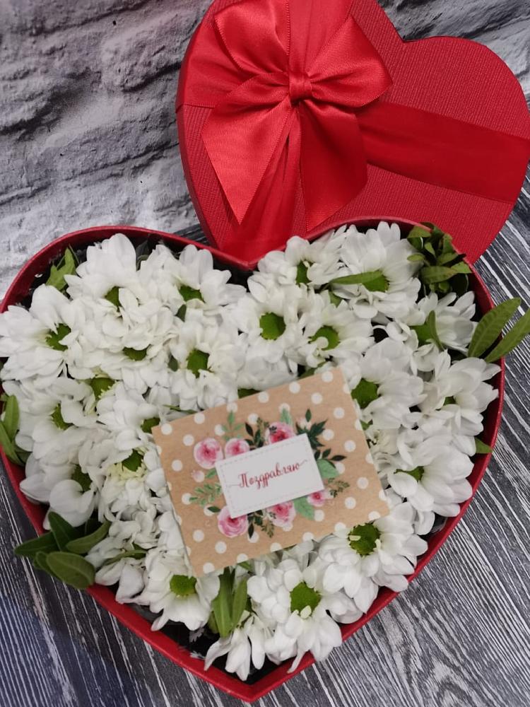 Цветочная композиция из Хризантемы в виде сердца в Тырныаузе