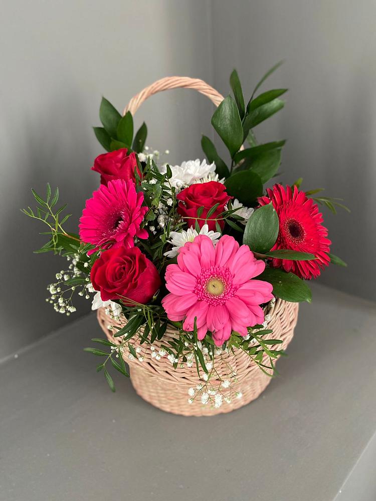 Цветочная композиция из Розы, Хризантемы и Герберы в корзине в Тырныаузе