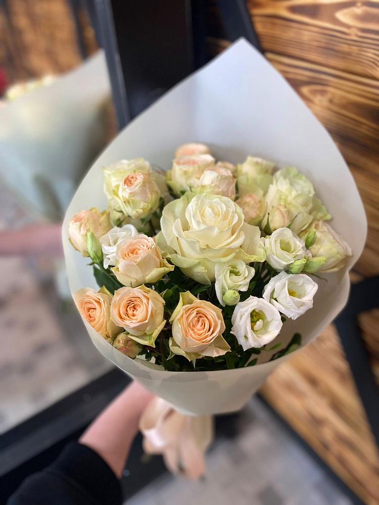 Букет цветов из: Розы и Лизиантусы в Тырныаузе